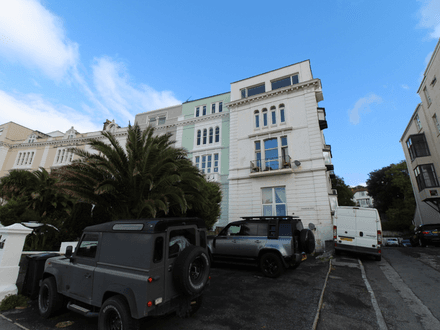One bedroom long leasehold seafront flat with extensive views of the seafront and marine lake.